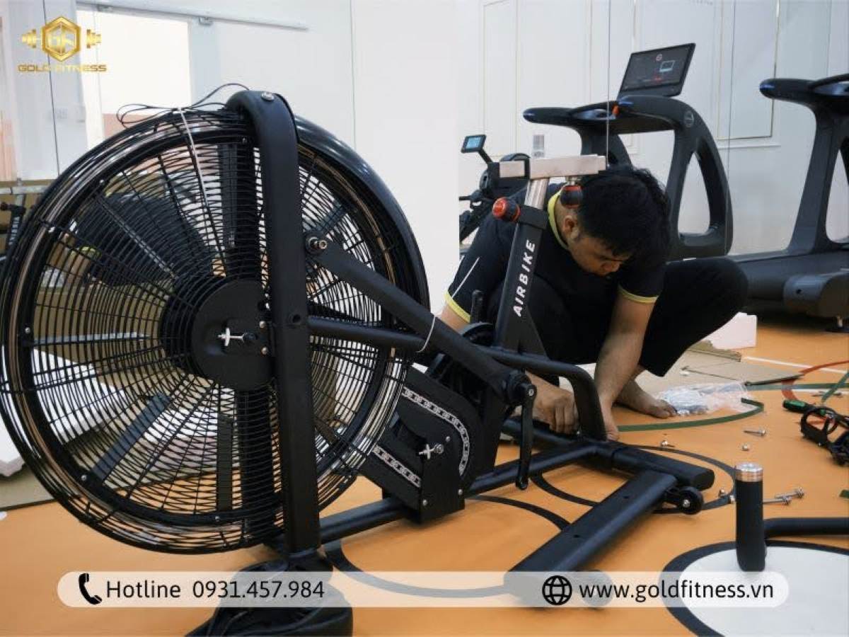 Kỹ thuật viên Gold Fitness bảo trì xe đạp tập và máy trượt tuyết