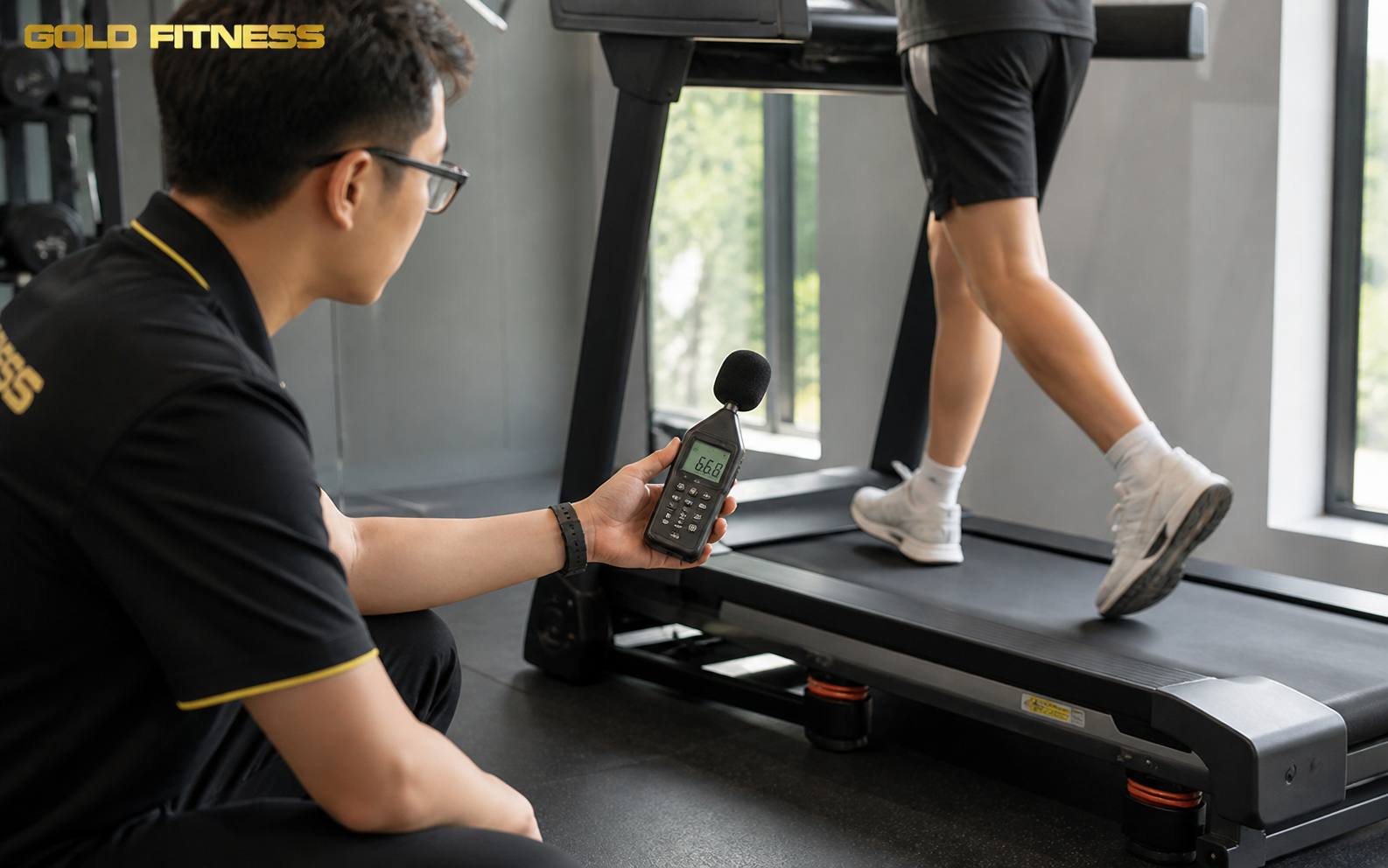 Kỹ sư kiểm định biên độ âm thanh máy tập gym bằng máy đo chuyên dụng.